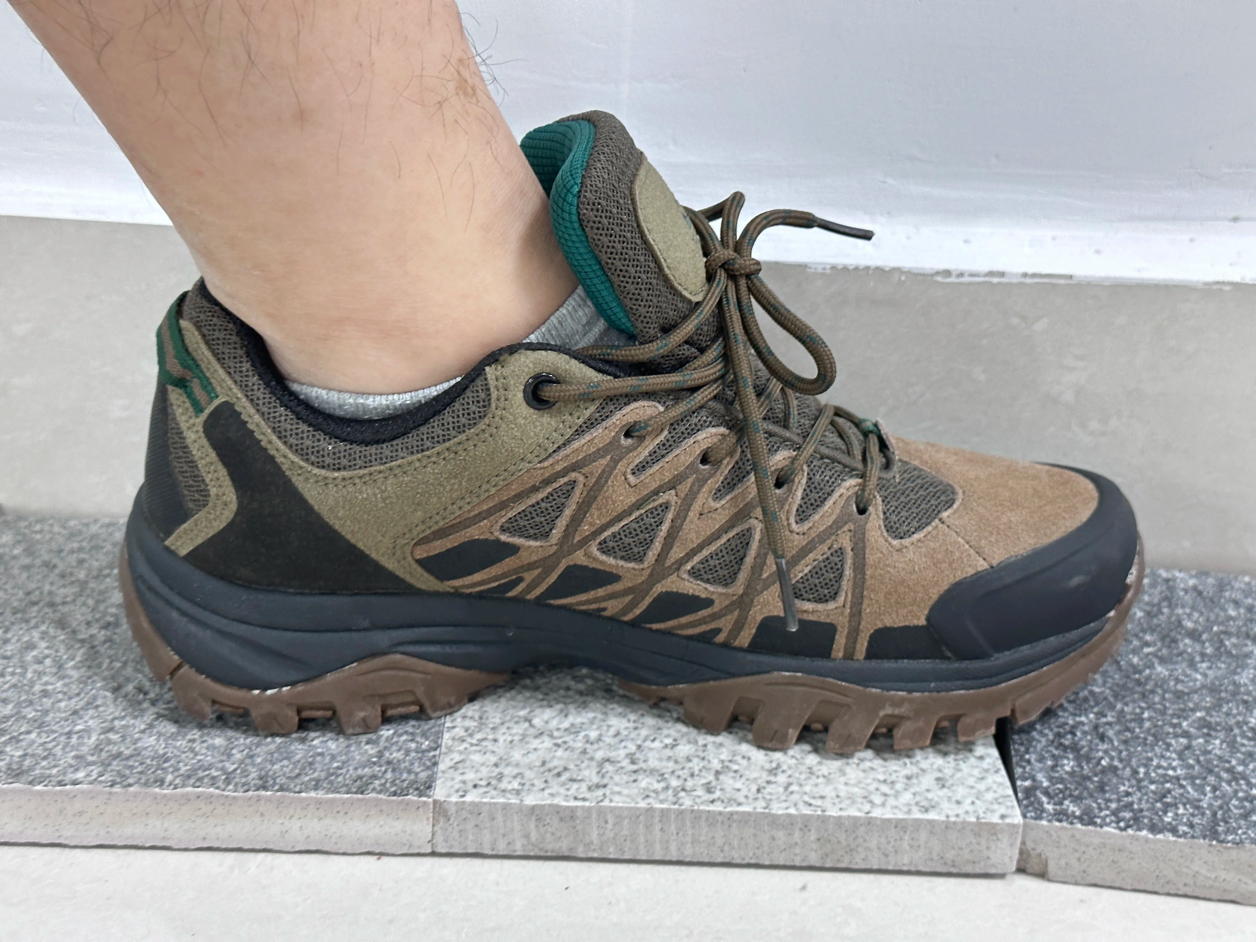 HIKEUP Men’s Breathable Hiking Shoes